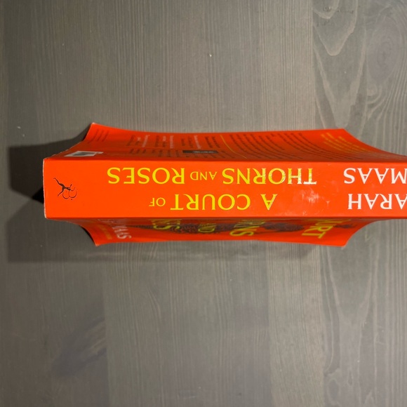 A Court of Thorns and Roses Book - Picture 3 of 4